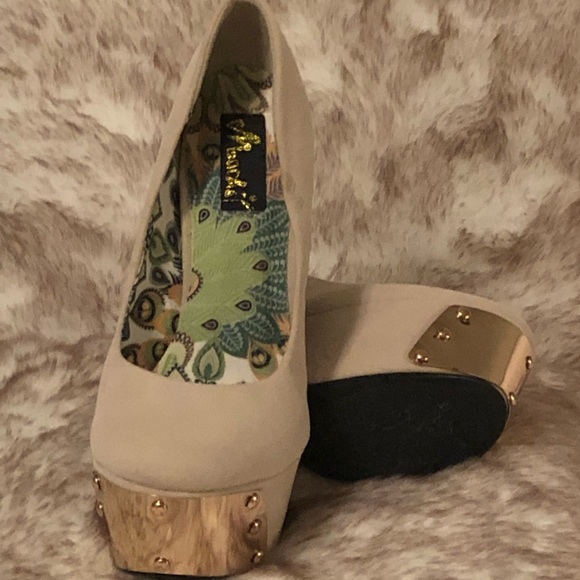 NEW - Nude Faux Suede High Heels, Gold Plated Toe - Picture 4 of 4